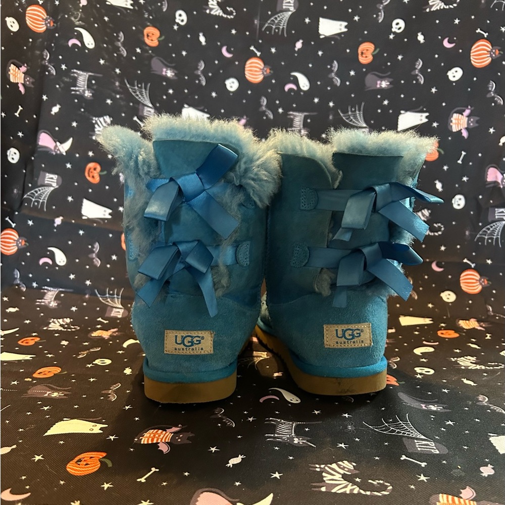 UGG Bailey Bow kids 5 Women’s 6 Blue